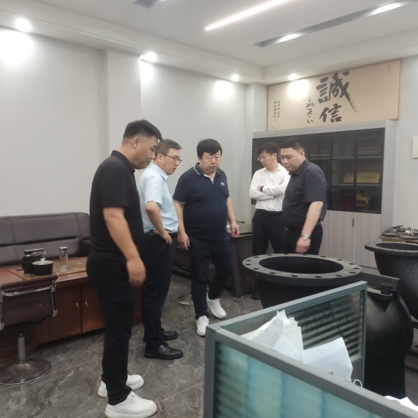 美國(guó)客戶中國(guó)代表來(lái)龍尊模具實(shí)地考察